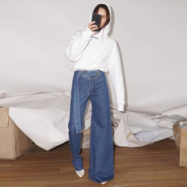 Украинский дизайнер Ксения Шнайдер задала тренд на странные джинсы (4 фото)