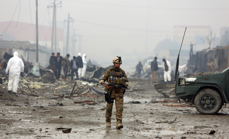 Туристы на войне: западные путешественники в Афганистане щекочут себе нервы (6 фото)