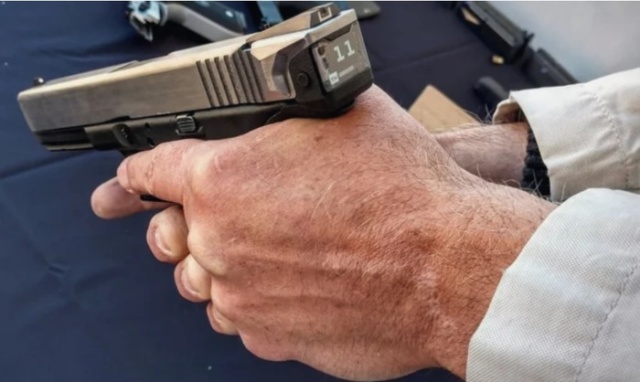 Пистолет Glock 17 с электронным счётчиком боеприпасов (3 фото + видео)