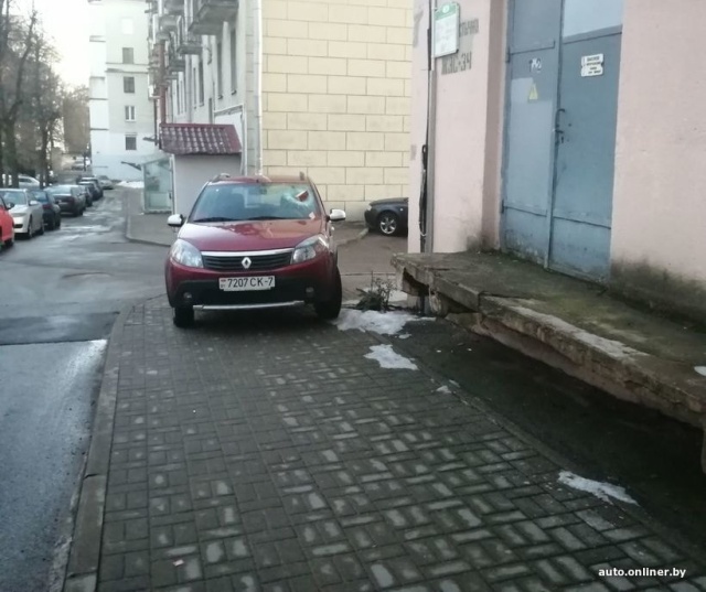 Водитель из Белоруссии поплатился за парковку на тротуаре возле дома (2 фото)