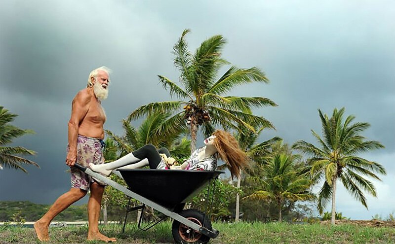 Разорившийся миллионер из Австралии 20 лет живет на необитаемом острове (11 фото)