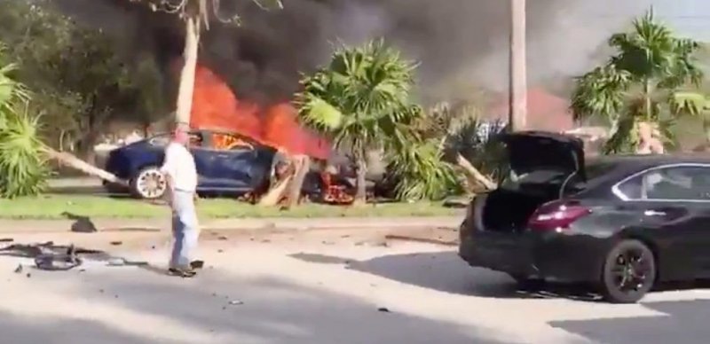 Во Флориде Tesla убила водителя, заперев все двери после ДТП (1 фото + 1 видео)