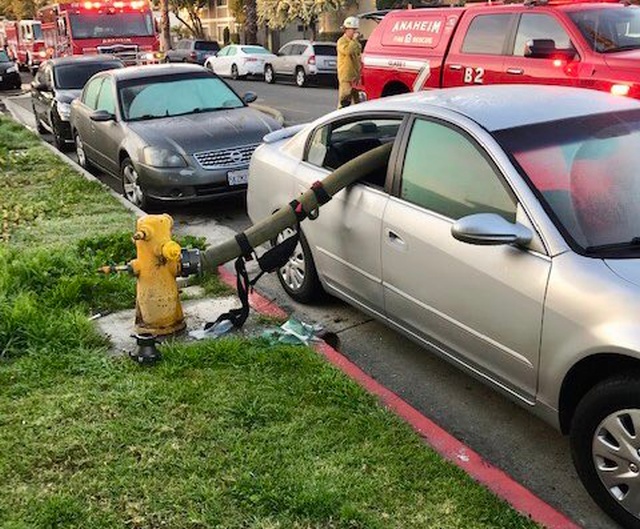 Не следует парковаться у пожарного гидранта (4 фото)