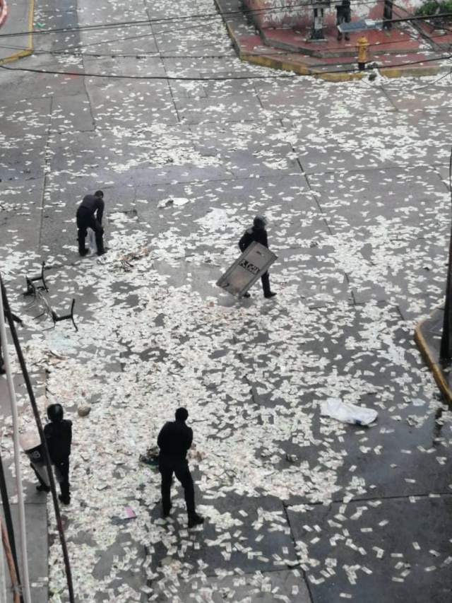 Жители Венесуэлы выбрасывают на улицу обесцененную местную валюту (4 фото)