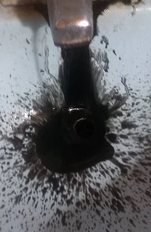 В Венесуэле из кранов потекла черная вода (8 фото)