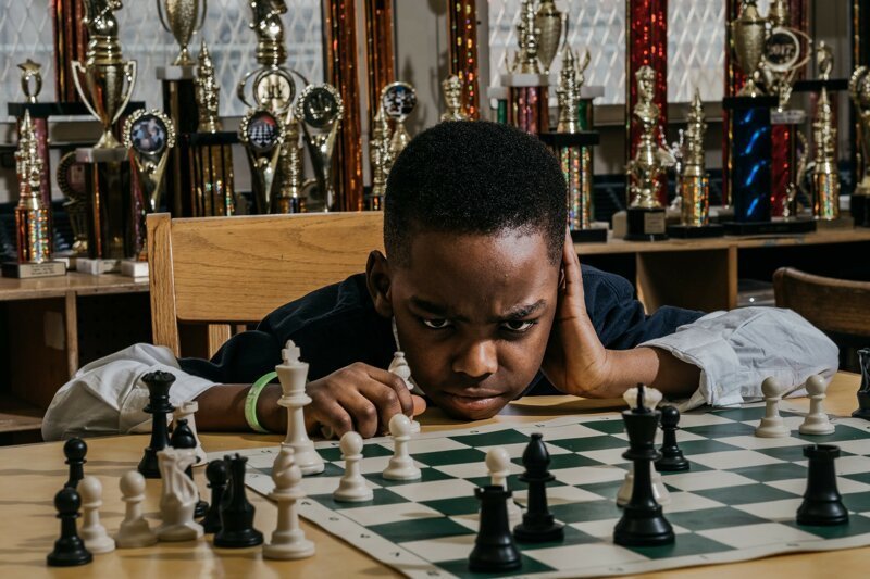 8-летний бездомный беженец из Нигерии выиграл чемпионат Нью-Йорка по шахматам (5 фото + 1 видео)