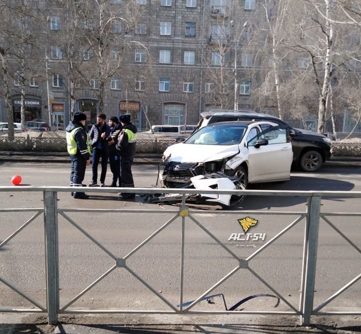 В Новосибирске Лексус уничтожил несколько метров дорожного ограждения (2 фото + 1 видео)