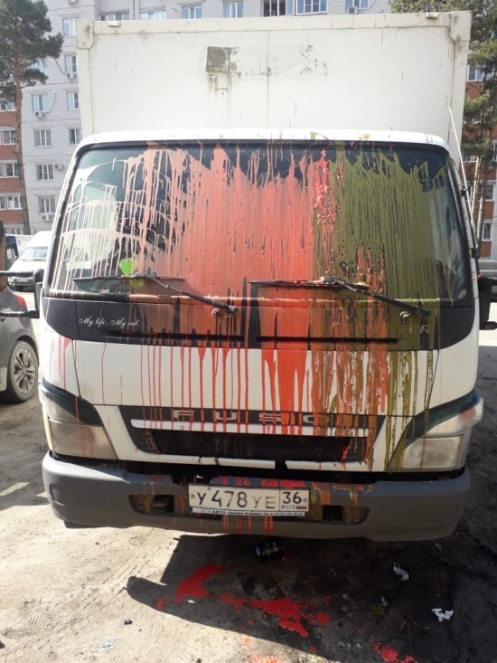 Зорро из Воронежа изуродовал припаркованный грузовик (3 фото)