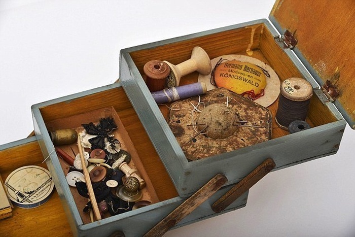 Пенсионер нашел вещи своей семьи, пролежавшие на чердаке со времен Второй мировой войны (12 фото)