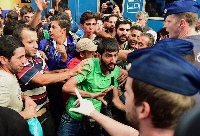 Один из железнодорожных вокзалов Будапешта закрыт из-за наплыва мигрантов (9 фото)
