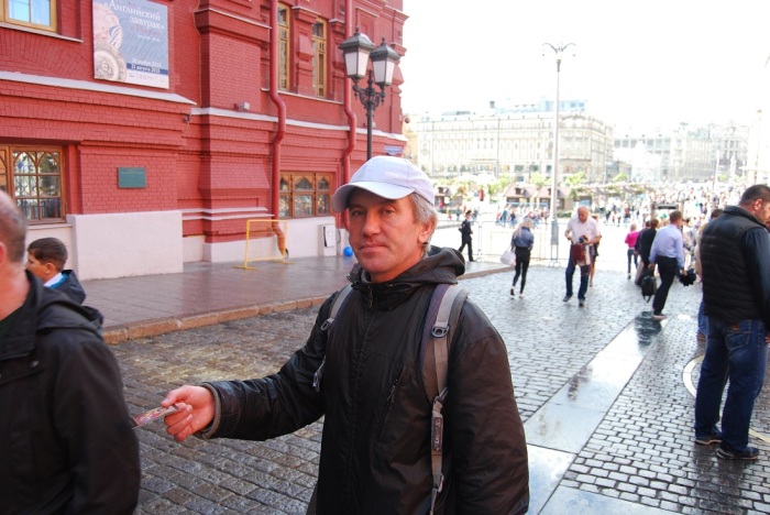 Жулики в рясах у стен кремля (19 фото)