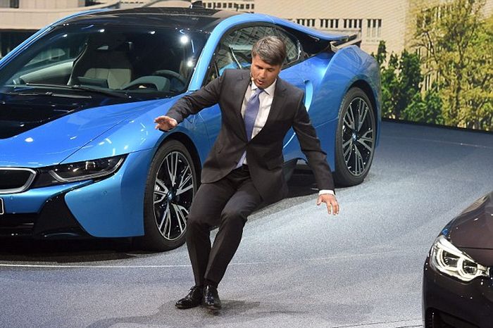 Гендиректор BMW Харальд Крюгер упал в обморок на открытии Франкфуртского автосалона (4 фото + видео)