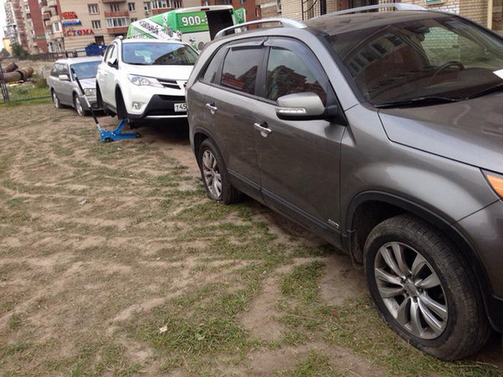 В Питере 15-ти автомобилям порезали колеса за парковку на газоне авто, парковка на газоне, резина, хулиганы