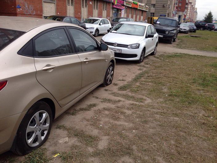 В Питере 15-ти автомобилям порезали колеса за парковку на газоне авто, парковка на газоне, резина, хулиганы