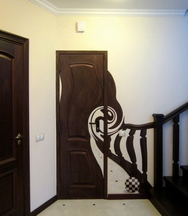 Рисунок на входной двери (2 фото)