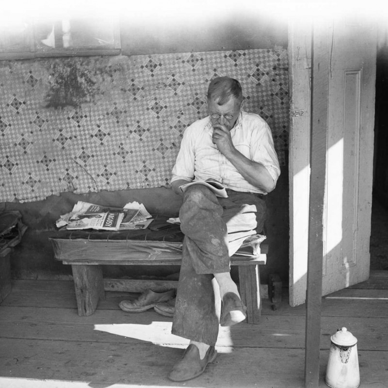1936 год. Работник с частичной занятостью в своей лачуге под мостом Росс-Айленд в Портленде, штат Орегон. великая депрессия, история, сша, трущебы