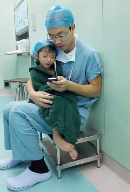 Добрый хирург успокоил маленькую пациентку (3 фото)