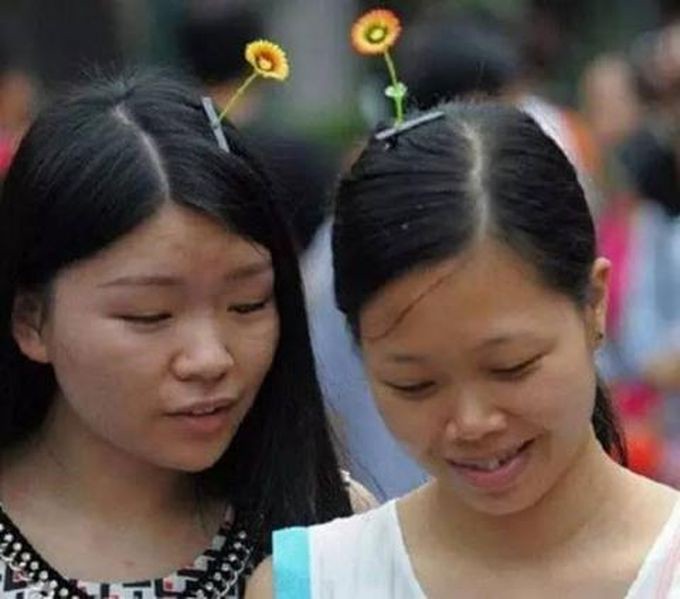 Последняя мода китайских гурманов – еда в волосах (10 фото)