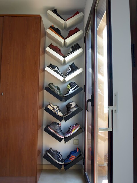 15. Такое хранение обуви на полках даже украсит интерьер идея, квартира, пространство, экономия