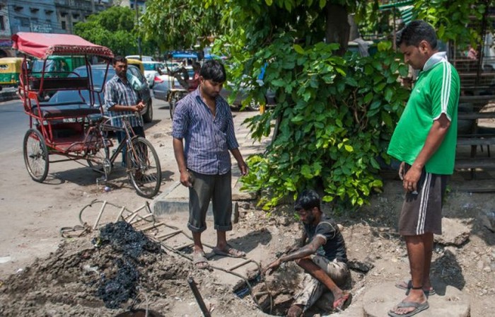 Тяжелые будни канализационных ныряльщиков в Дели (11 фото)