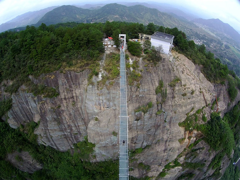 Самый длинный стеклянный мост в мире открылся в Китае на высоте 180 метров (8 фото)