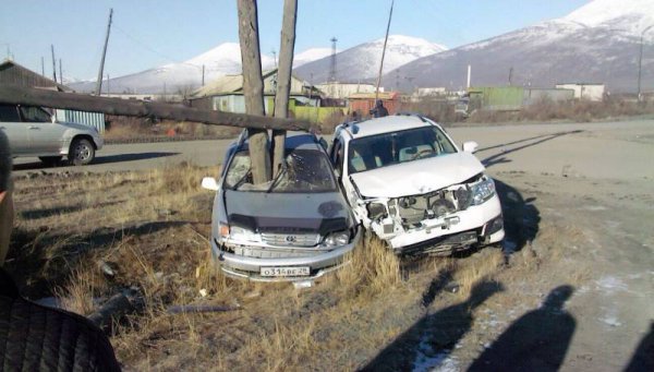 В Усть-Нере иномарка влетела в опору ЛЭП. Счастливая случайность уберегла водителя (2 фото)