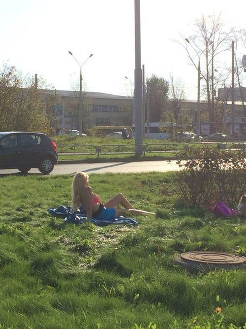 В Перми блондинка в купальнике решила позагорать прямо у дороги (2 фото + видео)