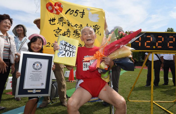 105-летний спринтер установил мировой рекорд на стометровке (3 фото)