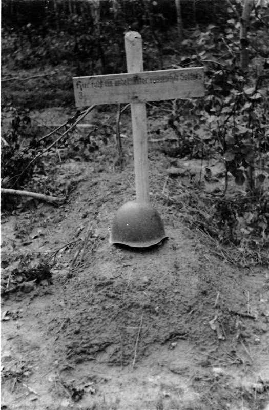 Надпись на кресте по-немецки: "Здесь лежит неизвестный русский солдат."