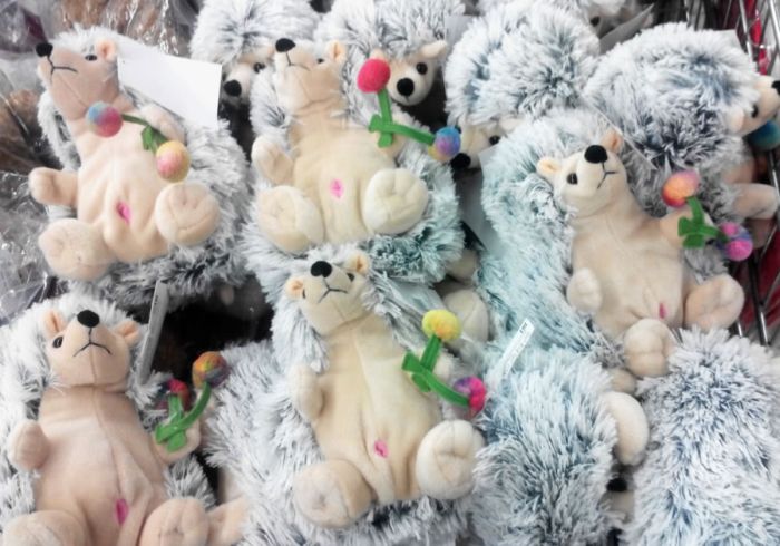 Во Владимирском магазине появились игрушки-ежики с непонятными розовыми дырочками (2 фото)