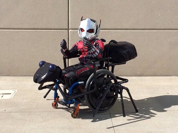 Гениальное превращение колясок детей-инвалидов в потрясные костюмы знаменитых персонажей (12 фото)
