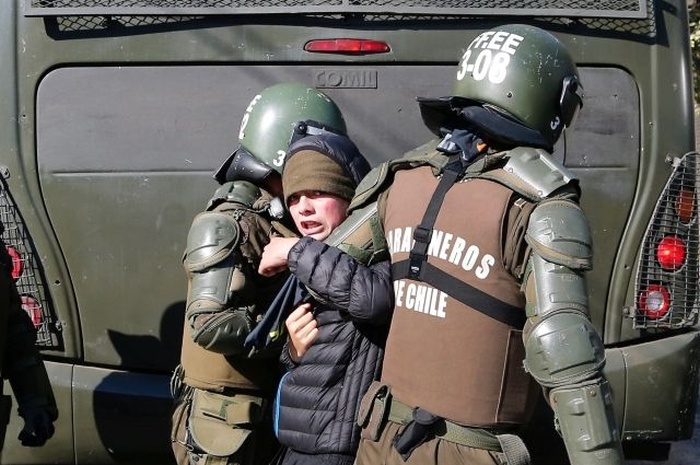 В Чили освободили лицей, захваченный протестующими школьницами (3 фото)