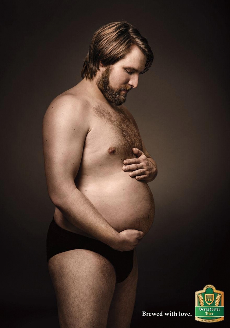 Мужчины с пивными животами в образе беременных мам, или первая правдивая реклама пива (3 фото)