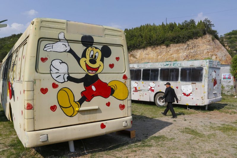 Китаец создал тематический отель из старых автобусов (14 фото)