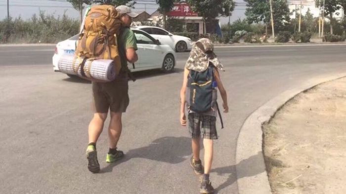 Отец с сыном отправился в пешее 600-километровое путешествие (5 фото)