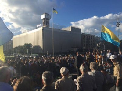 На Майдані декілька сотень людей зібралось вшанувати Шеремета