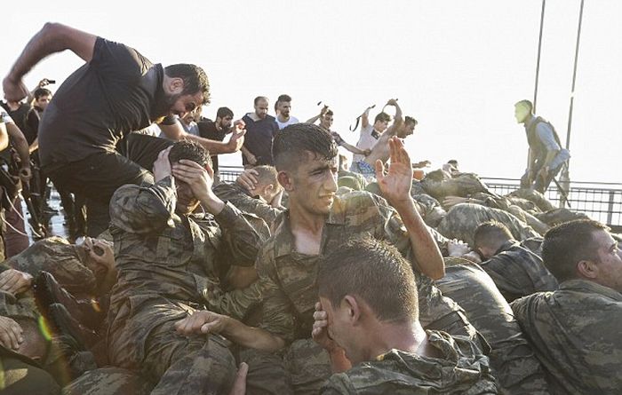 Как поступили с участниками военного мятежа в Турции (18+) (13 фото)