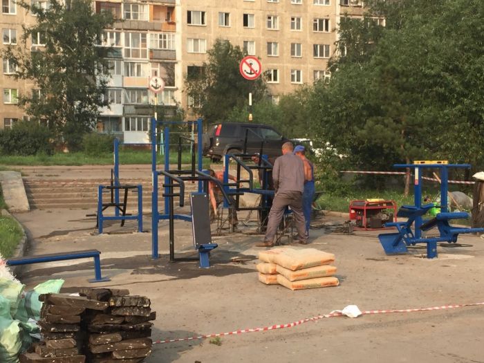 В Омске уличные тренажеры установили посреди тротуара (2 фото)