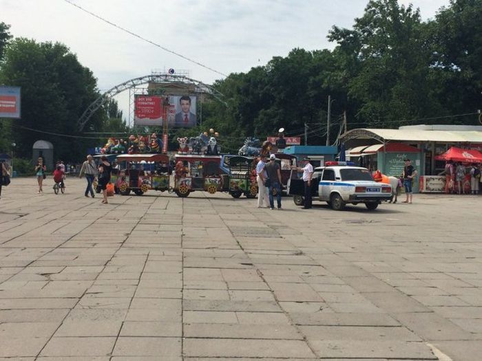 С центральной площади Саратова эвакуировали детский паровозик (5 фото)