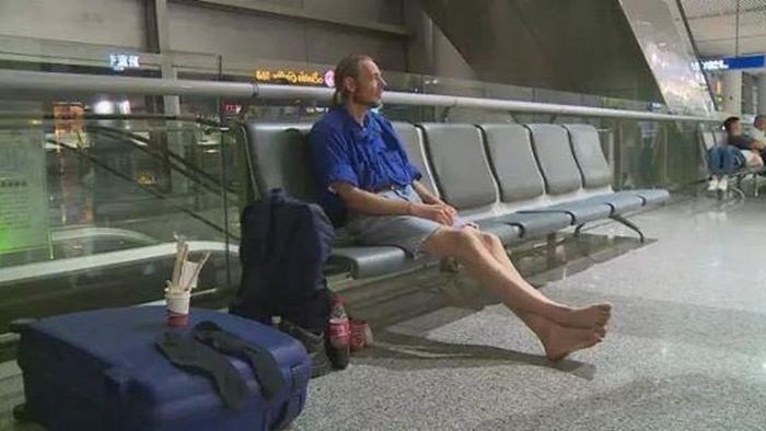 Голландец 10 дней ждал в аэропорту девушку с сайта знакомств (4 фото)