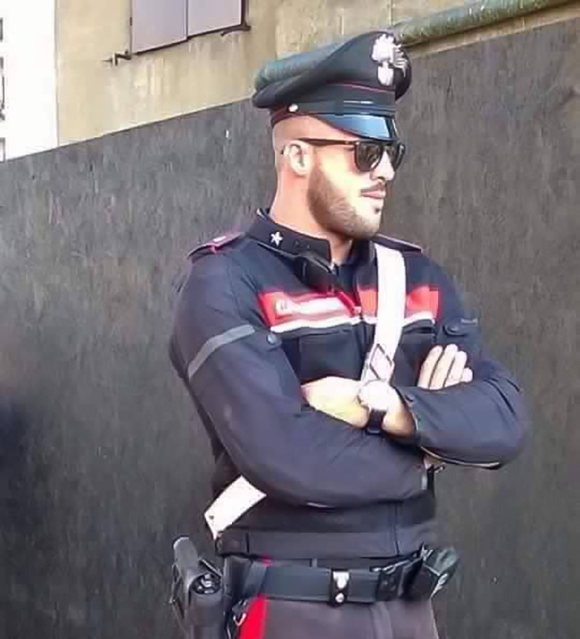 В Италии живет полицейский, который сводит с ума всех женщин в округе (7 фото)