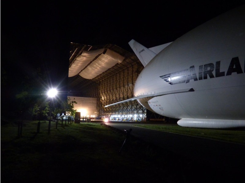 Самое крупное воздушное судно в мире впервые выведено из ангара (14 фото + 1 видео)
