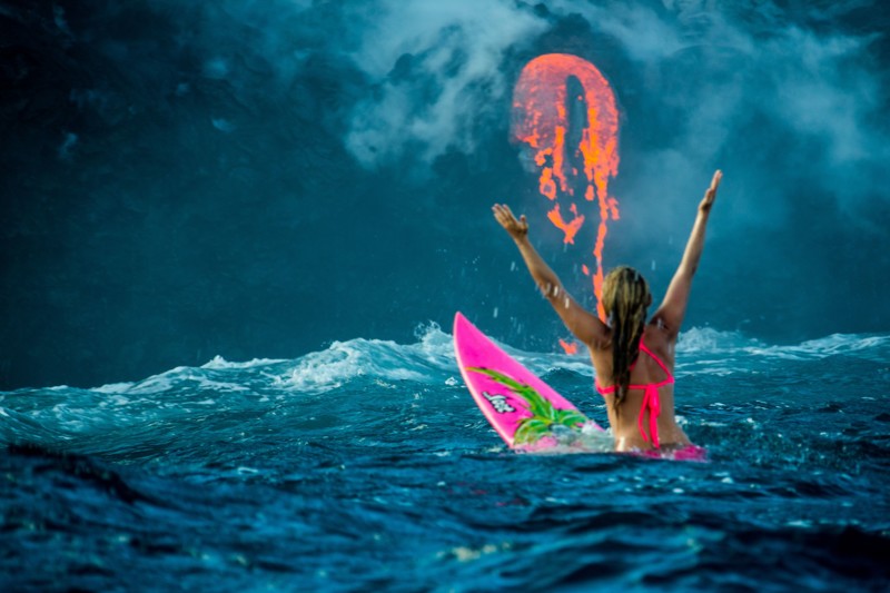 Первая женщина, проплывшая на серфе вокруг действующего вулкана Килауэа на Гавайях (12 фото)