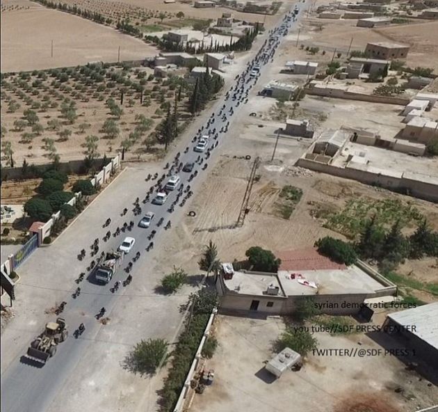 Боевики ИГИЛ покинули город Манбидж под прикрытием «живого щита» (3 фото)