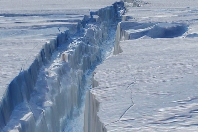 Гигантская трещина расколола Антарктиду (2 фото)