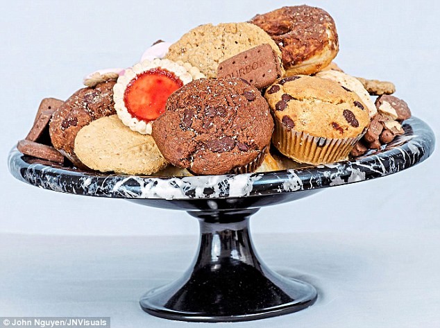 Что мы едим: британка хранила сладости 20 лет, а им хоть бы хны (6 фото)