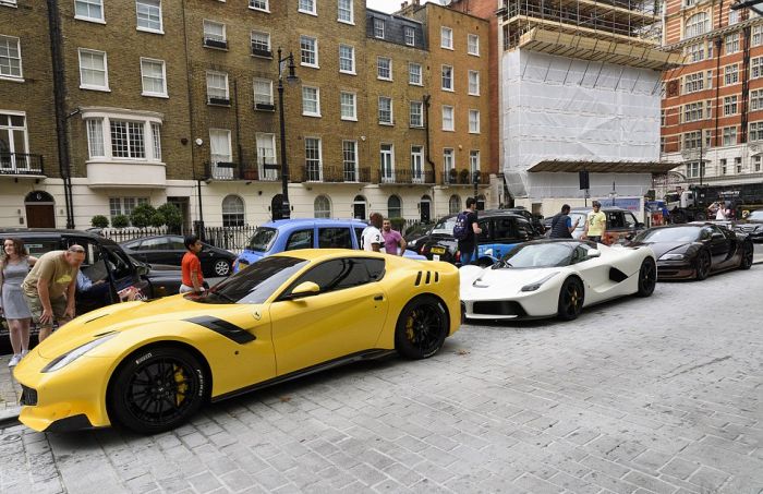 Роскошный автопарк сына катарского шейха на улице Лондона (14 фото)