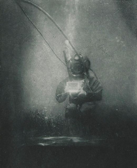 Одно из первых подводных фото (2 фото)