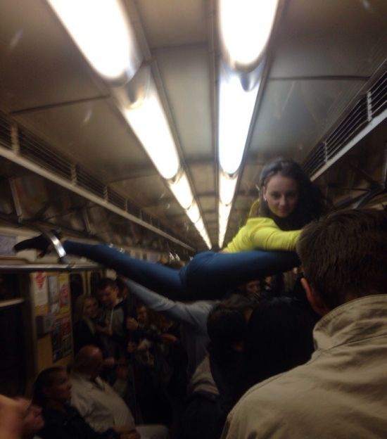 В минском метро девушка села на шпагат между поручнями (5 фото)