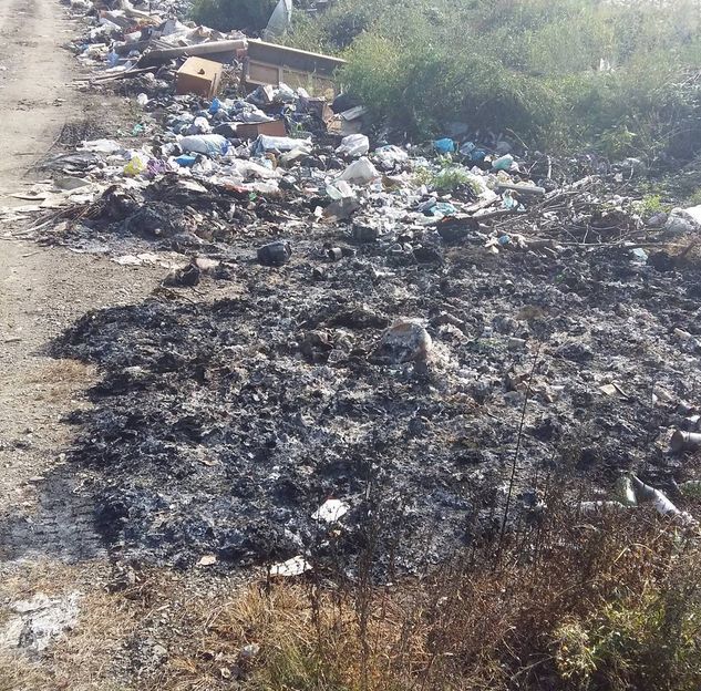 В Приморском крае неизвестные выбросили на свалку и сожгли одежду из гуманитарной помощи (4 фото + 2 видео)